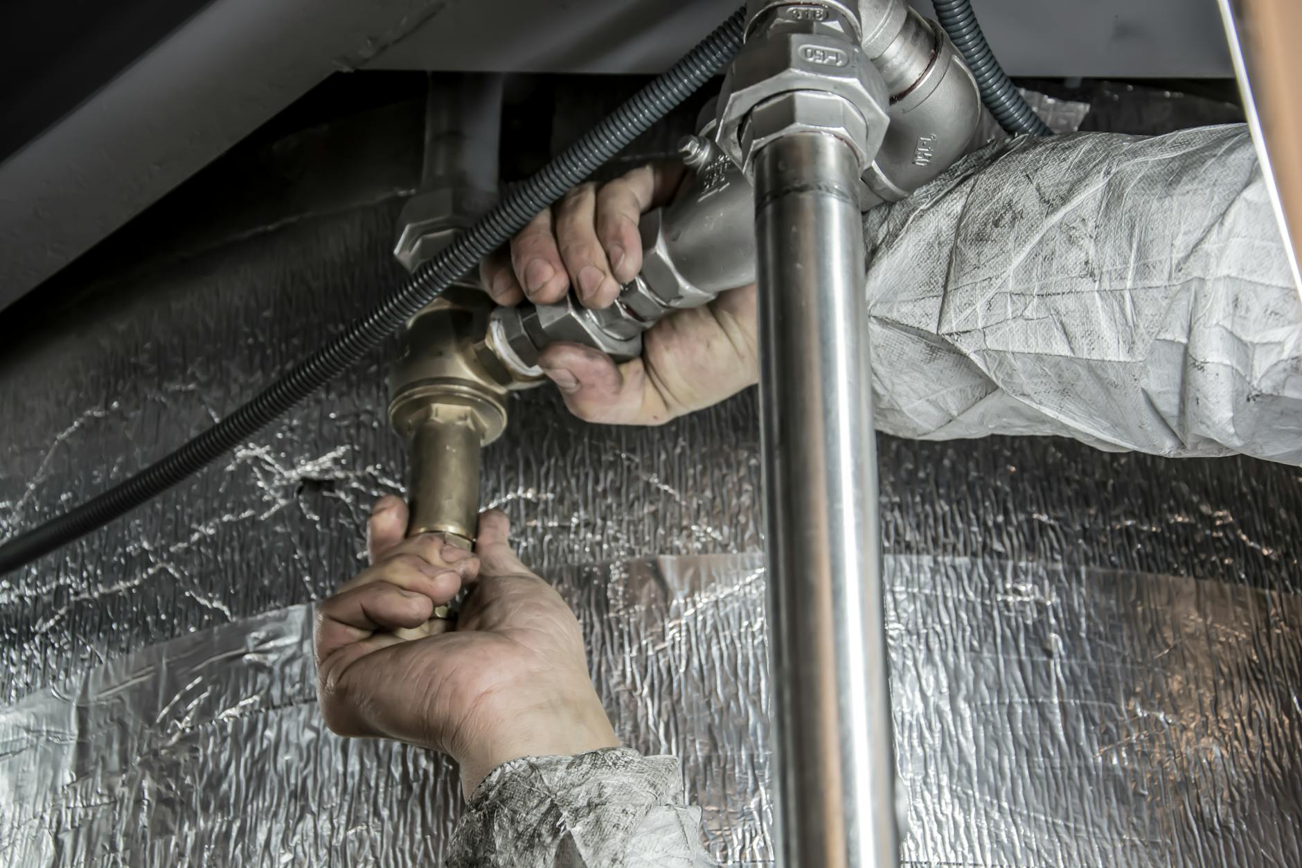 Emergency plumber repairing burst pipe in Chicago